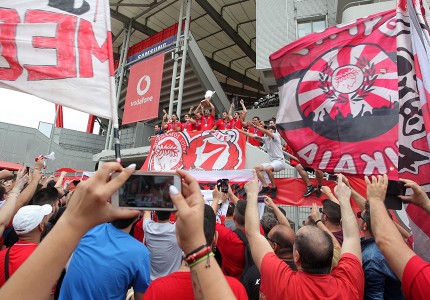 Αποθέωση για τον Θρύλο που σήκωσε ψηλά την ελληνική σημαία!