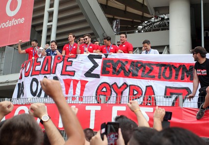 Αποθέωση για τον Θρύλο που σήκωσε ψηλά την ελληνική σημαία!