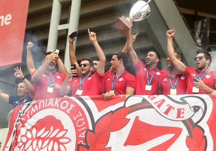 Αποθέωση για τον Θρύλο που σήκωσε ψηλά την ελληνική σημαία!