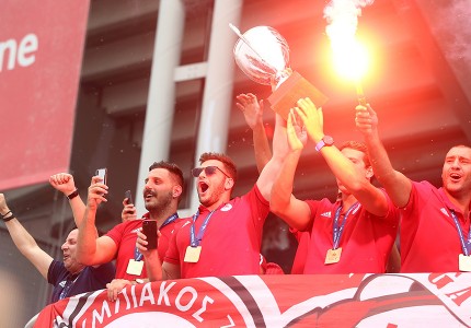 Αποθέωση για τον Θρύλο που σήκωσε ψηλά την ελληνική σημαία!