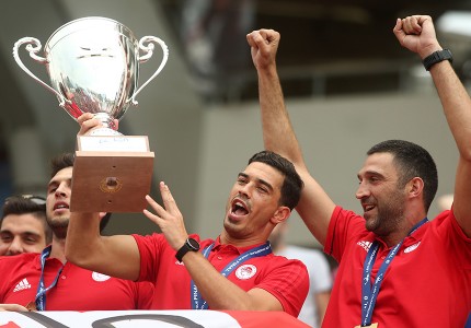 Αποθέωση για τον Θρύλο που σήκωσε ψηλά την ελληνική σημαία!