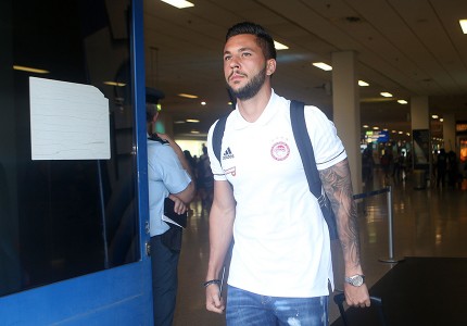 Στη βάση του ο Ολυμπιακός (photos)