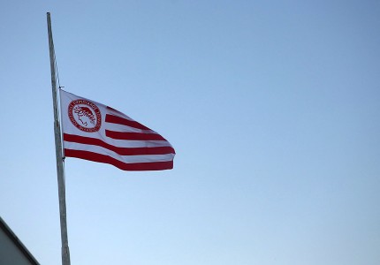 Μεσίστιες οι σημαίες στα γραφεία της ΠΑΕ (photos)