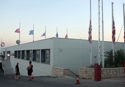 Μεσίστιες οι σημαίες στα γραφεία της ΠΑΕ (photos)