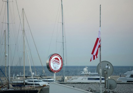 Μεσίστιες οι σημαίες στα γραφεία της ΠΑΕ (photos)