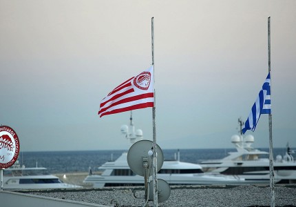 Μεσίστιες οι σημαίες στα γραφεία της ΠΑΕ (photos)