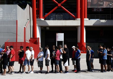 Ολυμπιακέ μαζί σου! Ουρές για ένα εισιτήριο! (photos)