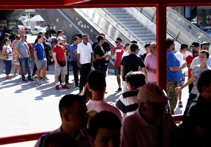 Ολυμπιακέ μαζί σου! Ουρές για ένα εισιτήριο! (photos)