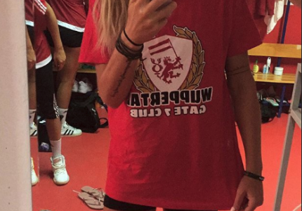 Με συνδεσμιακό μπλουζάκι η Χίπε (photo)