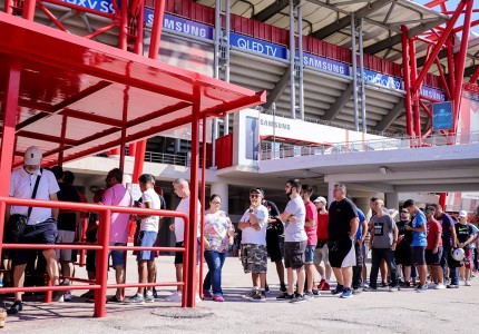 Ολυμπιακέ μαζί σου! Ουρές για ένα εισιτήριο! (photos)