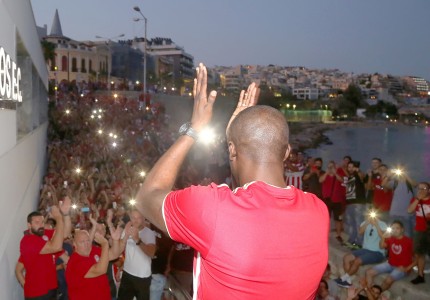 Η... τρέλα του κόσμου για Τουρέ (photos)