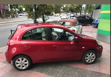 Το κατακόκκινο αυτοκίνητο του Σμιτ (photo)