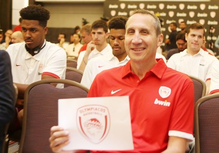 Ο κόσμος του Ολυμπιακού δεν ήταν ποτέ καναπεδάκιας. Στο χέρι είχε το κασκόλ, όχι το τηλεκοντρόλ...