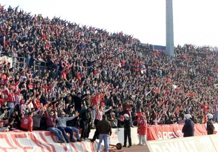 Ο κόσμος του Ολυμπιακού δεν ήταν ποτέ καναπεδάκιας. Στο χέρι είχε το κασκόλ, όχι το τηλεκοντρόλ...