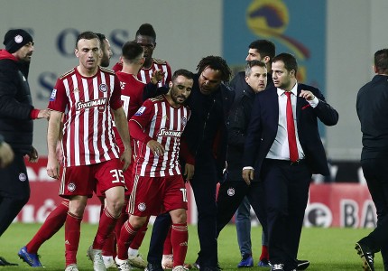 Το «ερυθρόλευκο» ξέσπασμα στο φινάλε (photos)
