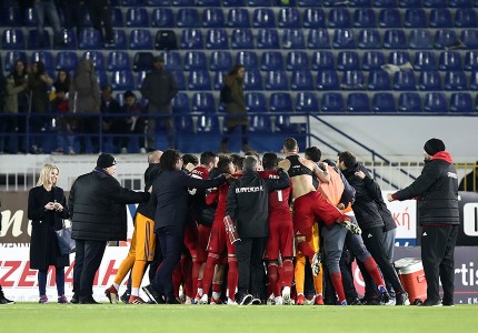 Το «ερυθρόλευκο» ξέσπασμα στο φινάλε (photos)