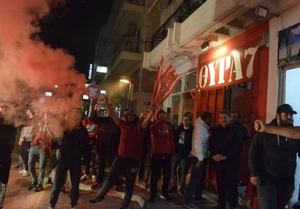 Η ομάδα χάντμπολ μαζί με τον λαό του Θρύλου (Photos)