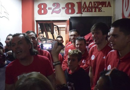 Η ομάδα χάντμπολ μαζί με τον λαό του Θρύλου (Photos)