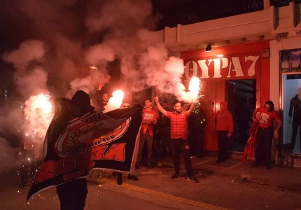 Η ομάδα χάντμπολ μαζί με τον λαό του Θρύλου (Photos)