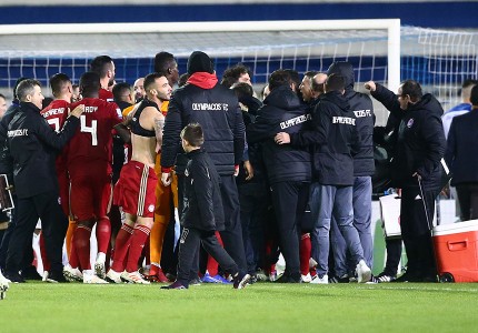 Το «ερυθρόλευκο» ξέσπασμα στο φινάλε (photos)