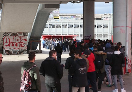 Πανζουρλισμός στον κόσμο του Θρύλου: Ουρές για ένα εισιτήριο!
