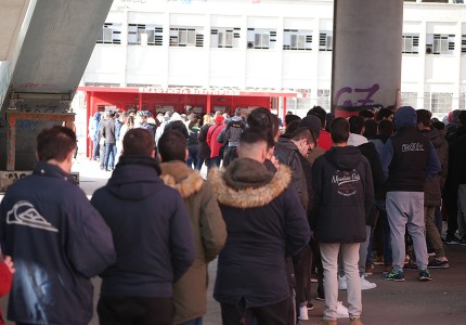 Πανζουρλισμός στον κόσμο του Θρύλου: Ουρές για ένα εισιτήριο!
