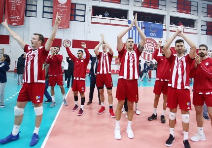 Γονάτισαν μπροστά στον αυτοκράτορα!