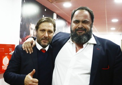 Η αγκαλιά του Μαρινάκη στον Μαρτίνς (photo)