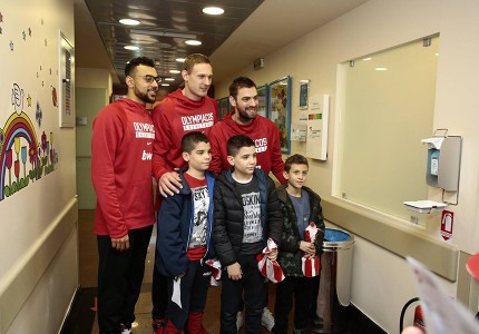 «Ερυθρόλευκη» επίσκεψη αγάπης (photos, video)