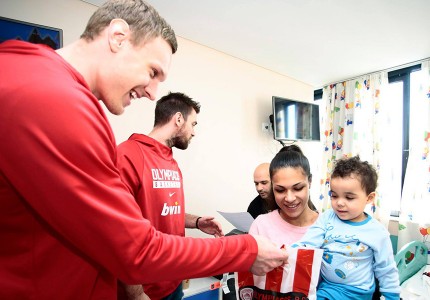 «Ερυθρόλευκη» επίσκεψη αγάπης (photos, video)