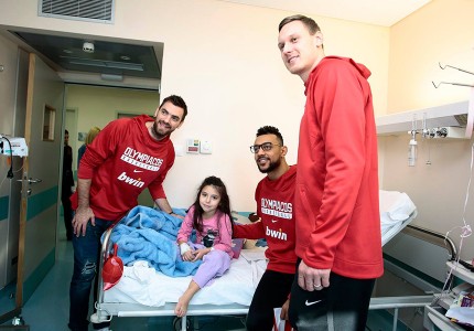 «Ερυθρόλευκη» επίσκεψη αγάπης (photos, video)