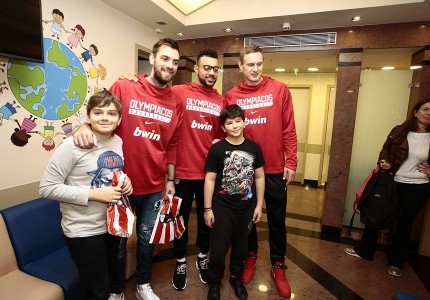 «Ερυθρόλευκη» επίσκεψη αγάπης (photos, video)