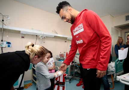 «Ερυθρόλευκη» επίσκεψη αγάπης (photos, video)