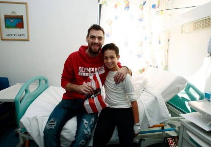 «Ερυθρόλευκη» επίσκεψη αγάπης (photos, video)
