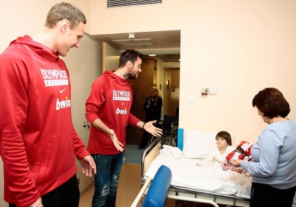 «Ερυθρόλευκη» επίσκεψη αγάπης (photos, video)