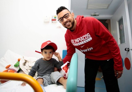 «Ερυθρόλευκη» επίσκεψη αγάπης (photos, video)