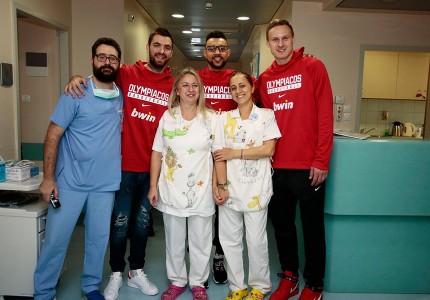 «Ερυθρόλευκη» επίσκεψη αγάπης (photos, video)
