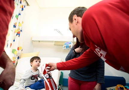 «Ερυθρόλευκη» επίσκεψη αγάπης (photos, video)