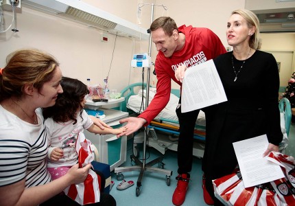 «Ερυθρόλευκη» επίσκεψη αγάπης (photos, video)