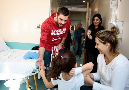 «Ερυθρόλευκη» επίσκεψη αγάπης (photos, video)