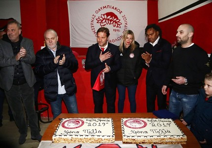 Ο Ολυμπιακός δίπλα στον λαό του (photos)