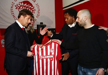 Ο Ολυμπιακός δίπλα στον λαό του (photos)