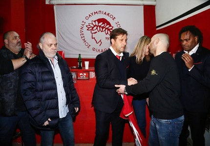 Ο Ολυμπιακός δίπλα στον λαό του (photos)