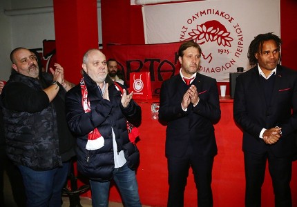 Ο Ολυμπιακός δίπλα στον λαό του (photos)