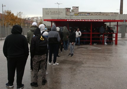 Η «δίψα» του κόσμου για ένα εισιτήριο μέσα στη βροχή!