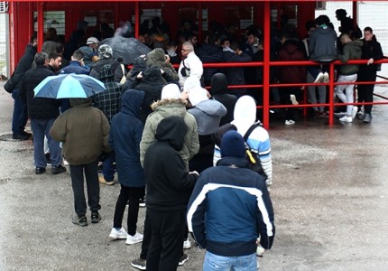 Η «δίψα» του κόσμου για ένα εισιτήριο μέσα στη βροχή!