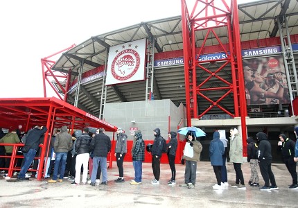 Η «δίψα» του κόσμου για ένα εισιτήριο μέσα στη βροχή!