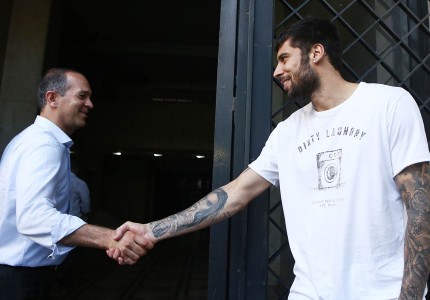 «Φθηνές μεθοδεύσεις, αναπόσπαστο μέλος της οικογένειας ο Πρίντεζης»