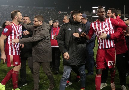 Εικόνες από την ένταση στο τέλος