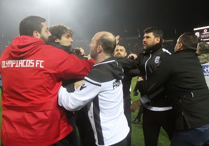 Εικόνες από την ένταση στο τέλος